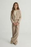Mädchen-Set Emi Beige Rückansicht, festlicher Anzug Detail, Kinderkleidung Set elegant, Festoutfit Mädchen 9-14 Jahre