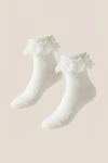 Weiße Kindersocken Detail, festliche Söckchen Mädchen, Kommunionsocken weiß, edle Kinder-Festmode Detail