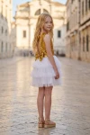 Paillettenkleid Riva in Weiß-Gold – Rücken mit Paillettenschleife und Tüllrock – Aufnahme im Freien