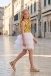 Paillettenkleid Riva in Weiß-Gold – Paillettenoberteil und mehrlagiger Tüllrock – Seitenansicht im Freien