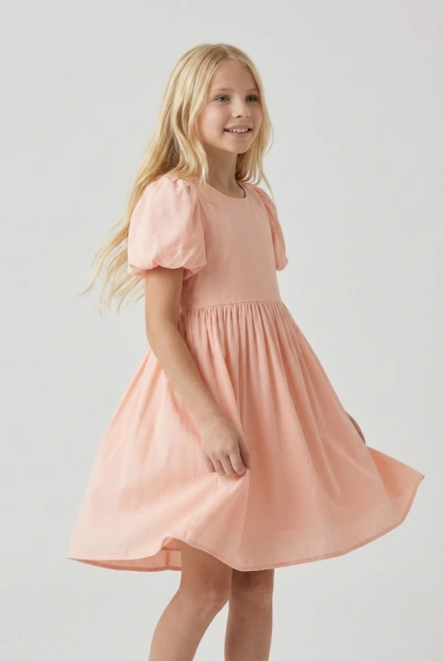 Festliches Kleid Sia in Rosa für Mädchen – Puffärmel und schwingender Rock – Vorderansicht