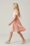 Festliches Kleid Sia in Rosa – ausgestellter Rock in Bewegung – Profilansicht