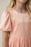 Festliches Kleid Sia in Rosa – runder Ausschnitt und Puffärmel – Detailaufnahme