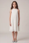 Plisseekleid Rozalia in Weiß für Mädchen – Neckholder mit Perlen – Vorderansicht, ganze Figur