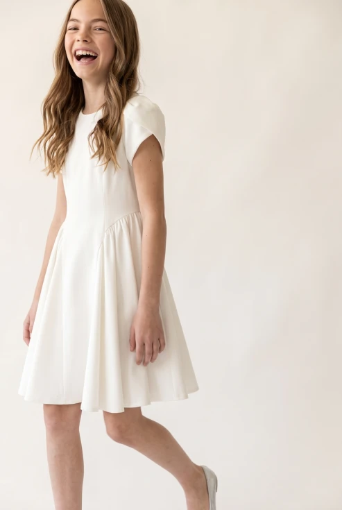 Festliches Kleid Rumi in Weiß für Mädchen – Tulpenärmel – in Bewegung, Vorderansicht