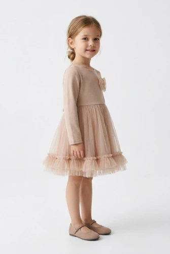 Festliches Tüllkleid Iga für Mädchen in Beige – lange Ärmel und Rüschen, zu Weihnachten und Familienfeiern