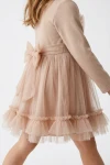 Tüllkleid Iga in Beige – Seitenansicht mit Tüllschleife im Rücken und Rüschen am Rocksaum