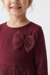 Tüllkleid Iga in Bordeaux – Tüllschleife und runder Ausschnitt – Nahaufnahme