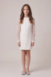 Festliches Kleid Vivienne in Weiß – stehend, ganze Figur – Vorderansicht