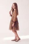 Langarmkleid Holly im Leopardenmuster – Schleife hinten an der Taille – Profilansicht