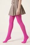 Strumpfhose in Fuchsia, blickdicht – am Model im Schritt, karierter Faltenrock – Seitenansicht