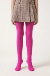 Strumpfhose in Fuchsia – Fußpartie mit Zehenbereich am Model – Vorderansicht