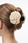 Haarklammer mit Stoffrose in Beige im Haarknoten – Rückansicht